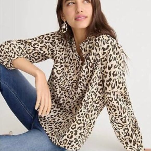 100% cotton Button-front ruffleneck popover in leopard print - Picture 2 of 5